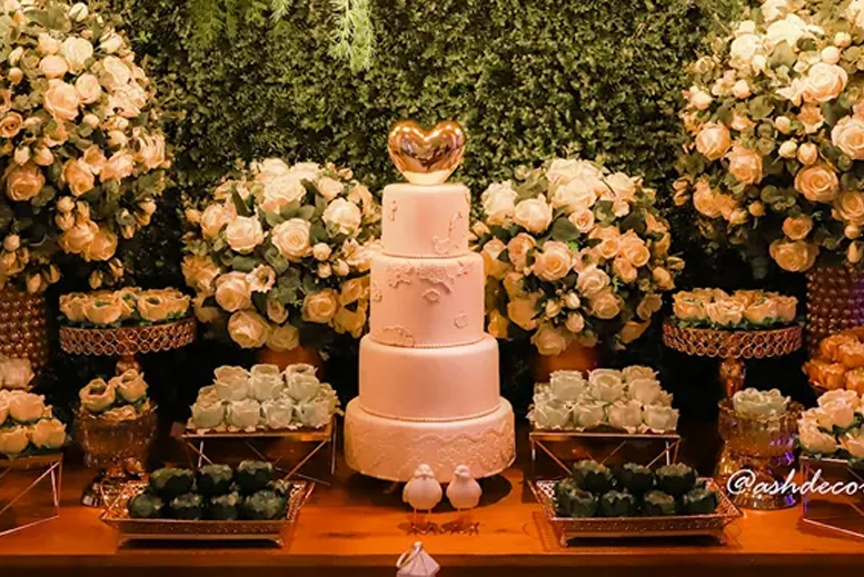 foto ilustrando uma mesa enfeitada de bolo de casamento, com decoração sutil e elegante, remetendo a atenção ao detalhes oferecida pela ASH Decorações.