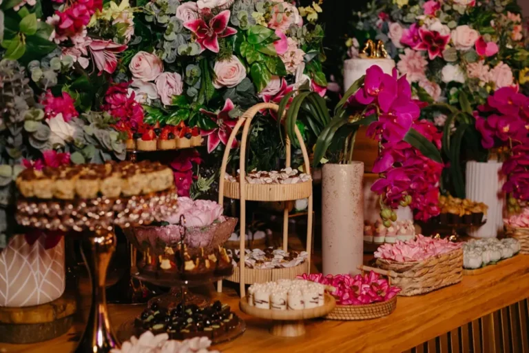 Foto ilustrando uma decoração de mesa de casamento completa, com paleta de cores em tons rosa e elementos florais luxuosos. A ASH Decorações oferece decorações de alta qualidade para todos os gostos.