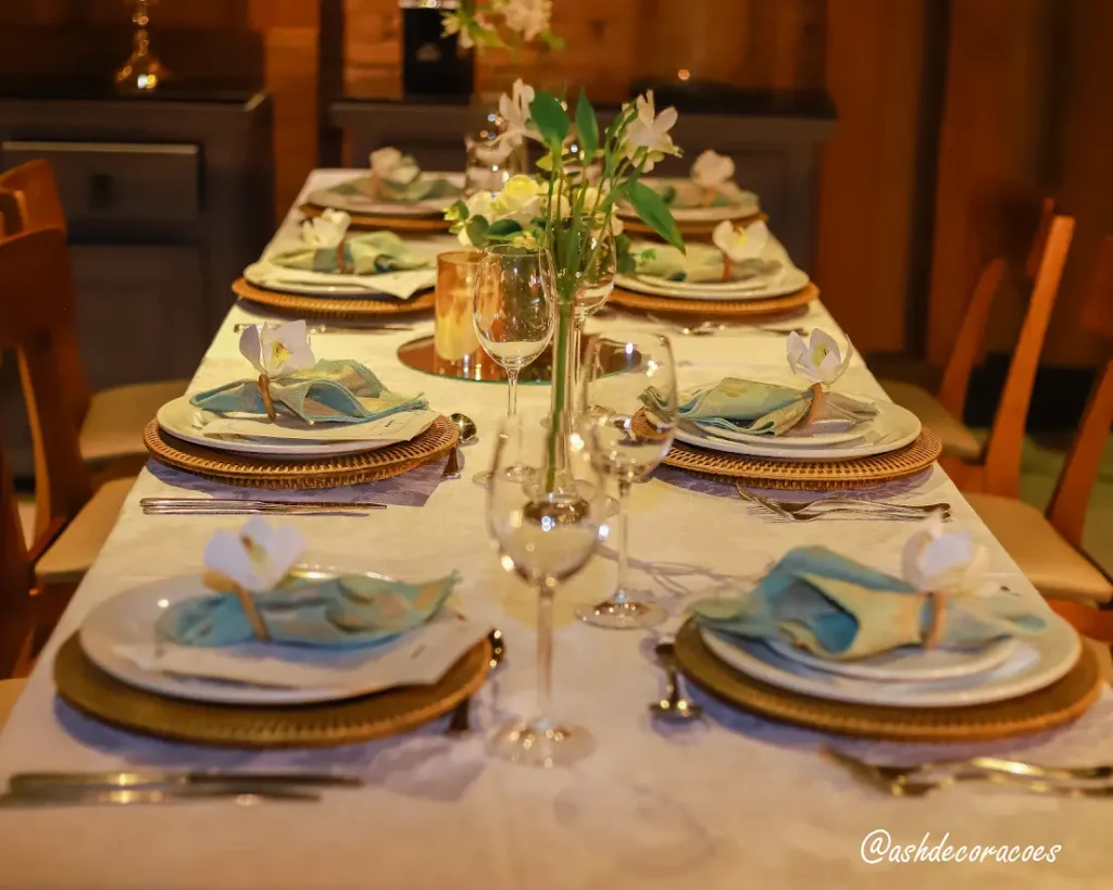 foto ilustrando uma mesa enfeitada de convidados de casamento, com decoração sutil e elegante, remetendo a atenção ao detalhes oferecida pela ASH Decorações.