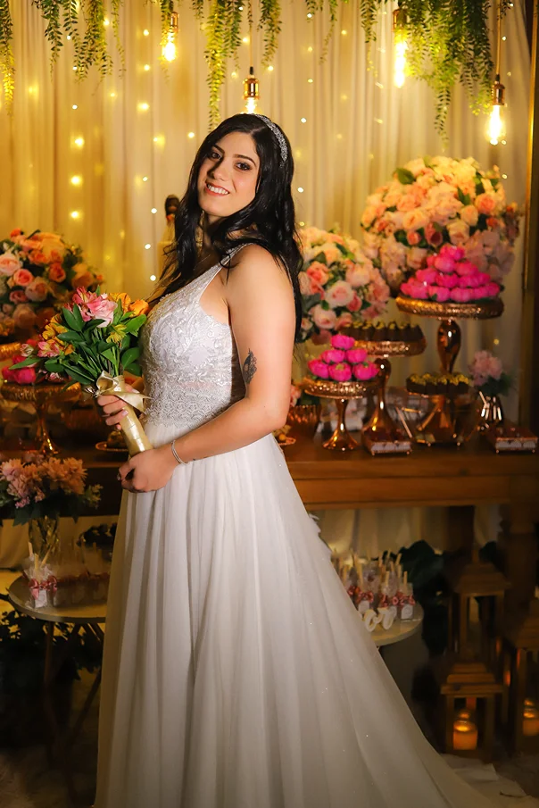 Foto ilustrando uma noiva em ambiente de decoração floral e luxuosa, demonstrando a qualidade e composição das fotografias profissionais oferecidas pela ASH Decorações.